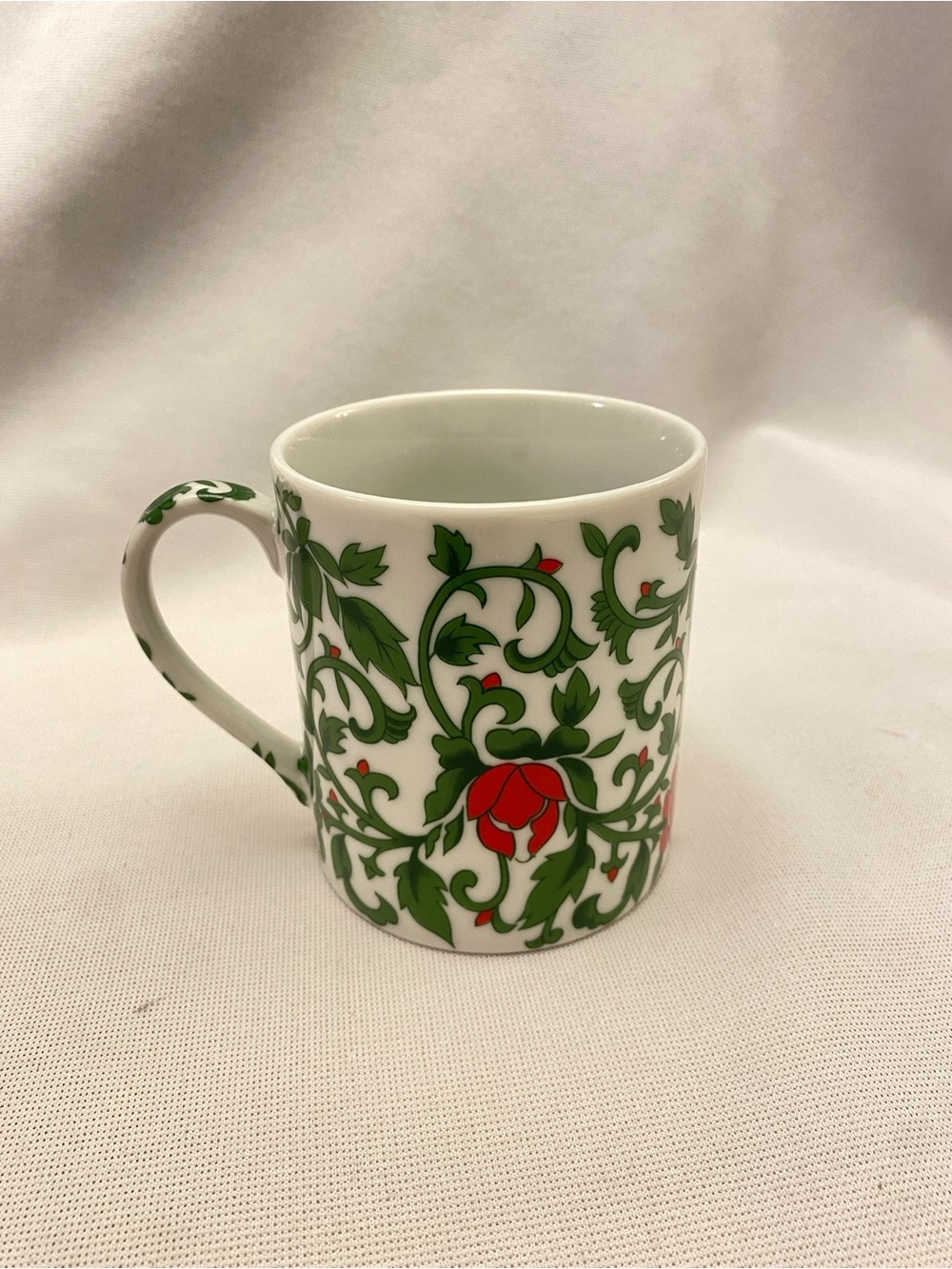 Vintage Williams Sonoma White Ceramic Mug Christmas Green vine Red Floral Japan